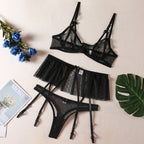 Ensemble de lingerie sexy trois pièces comprenant une jupe, un string et un tanga.