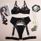 Ensemble de lingerie sexy 4 pièces : string, porte-jarretelles et résille brodée.